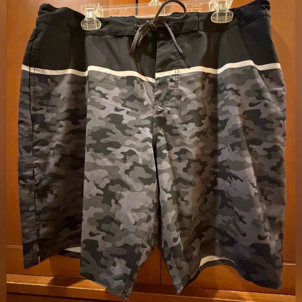 BYLT BASICS MENS COASTAL BOARD SHORT
SIZE EXTRA LARGE
EXCELLENT CONDITION